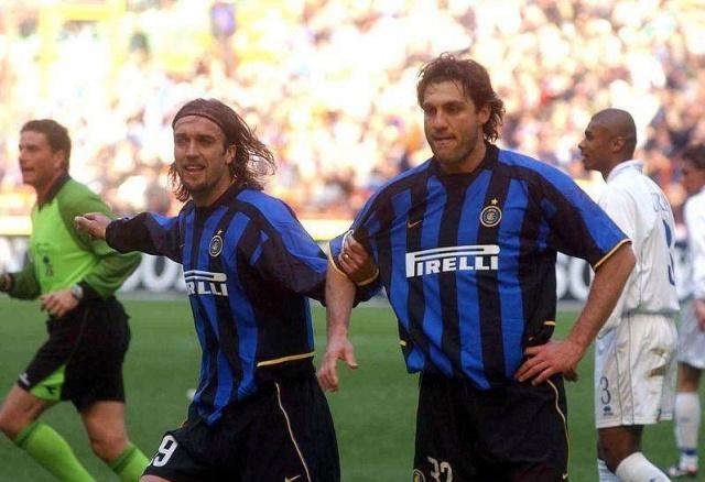 德甲战报：勒威林造三球，斯图加特4-0十人云达不莱梅（德甲：勒威林参与三球，斯图加特4-0大胜10人云达不莱梅）