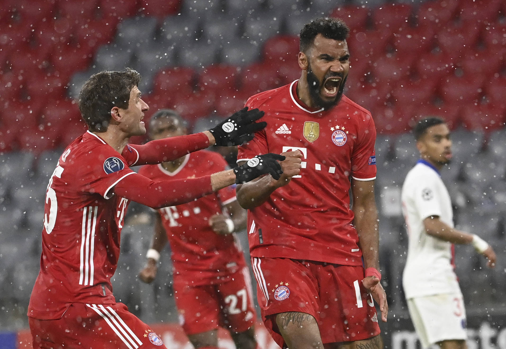 西媒：阿联酋企业慷慨赠送，巴萨球员喜获黄金iPhone