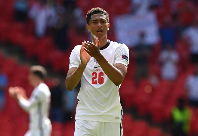 国际雪联单板和自由式U型场地世界杯，中国选手李方慧训练中