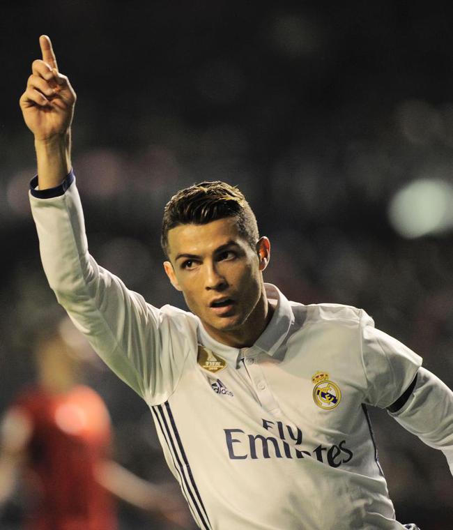 内蒙古额尔古纳初冬银装素裹，金雕翱翔雪原尽显苍穹之王风范