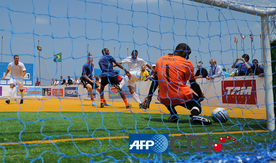 龙塞罗：巴萨这么多年都在演同样剧本，他们给裁判的钱还太少（龙塞罗：巴萨多年如出一辙，连给裁判的钱都嫌少）