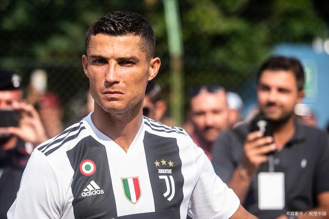 莱斯特城球迷赴意大利观战瓦尔迪比赛并合影