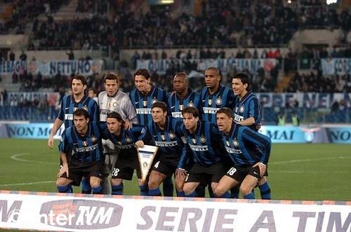 足球曼城后防核心伤缺三周，赛程压力巨大（曼城后防中坚伤停三周，密集赛程压力陡增）